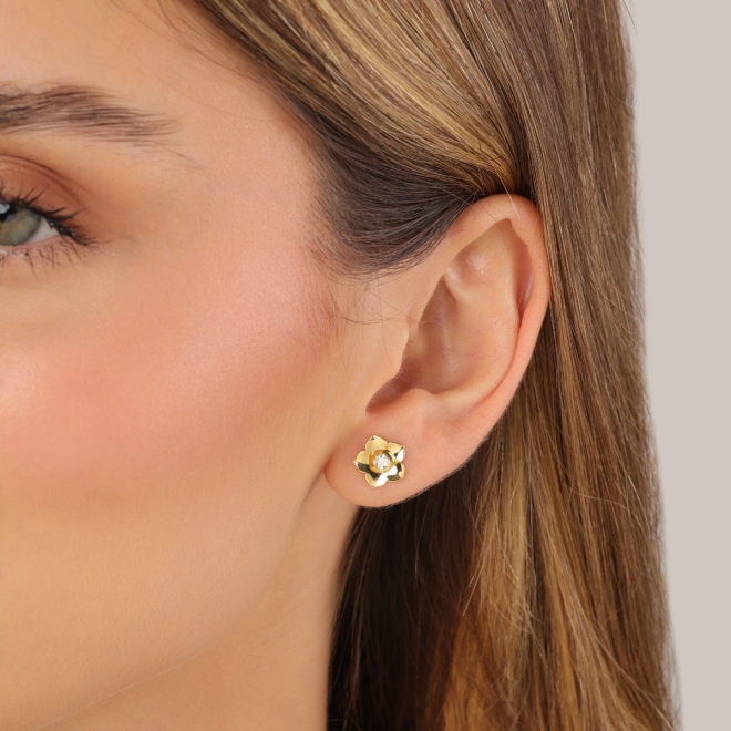 BR-01393 BRINCO BANHADO A OURO 18K DE FLOR COM DETALHE CENTRAL EM ZIRCÔNIA
