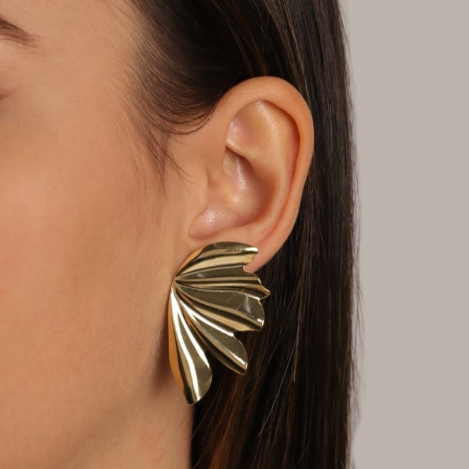 BR-01456 -BRINCO BANHADO A OURO 18K COM DESIGN ORGÂNICO DE FOLHA