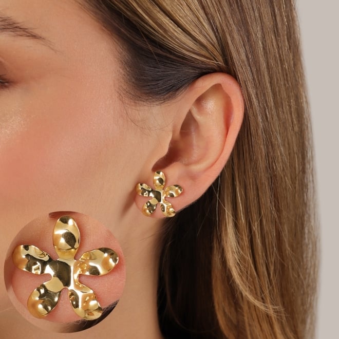 BR-01581 BRINCO BANHADO A OURO 18K EM FORMATO ORG&Acirc;NICO COM DESIGN FLORAL