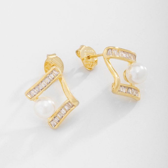 BR-01618 BRINCO BANHADO A OURO 18K COM DESIGN GEOM&Eacute;TRICO, DETALHES EM ZIRC&Ocirc;NIAS BAGUETE E P&Eacute;ROLA.