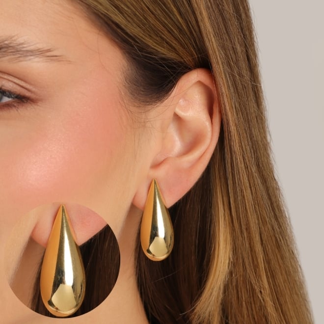 BR-01646-BRINCO BANHADO A OURO 18K EM FORMATO GOTA COM ACABAMENTO LISO E POLIDO