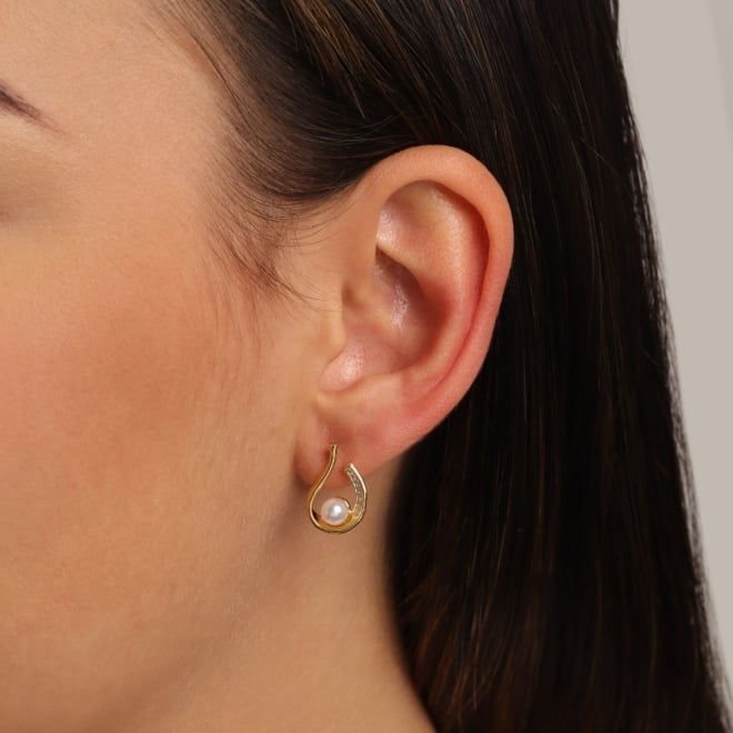 BR-01661 BRINCO BANHADO A OURO 18K COM DESIGN CURVO E DETALHE EM PÉROLA