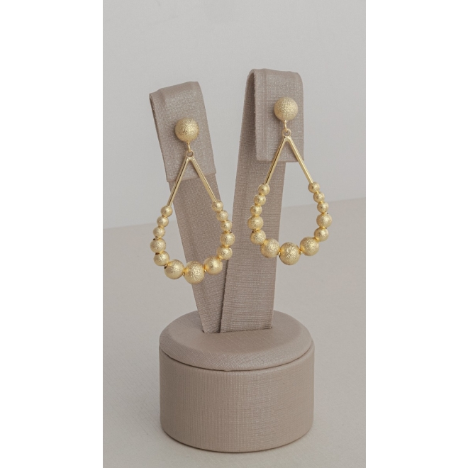BR-01845 BRINCO BANHADO A OURO 18K COM DESIGN EM FORMATO GOTA E ESFERAS TEXTURIZADAS
