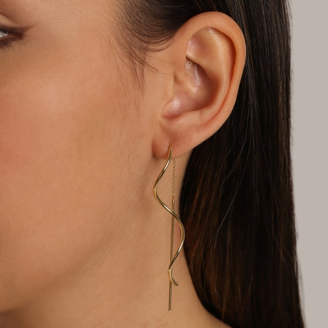 BR-01858 BRINCO BANHADO A OURO 18K COM DESIGN LONGO E ONDULADO