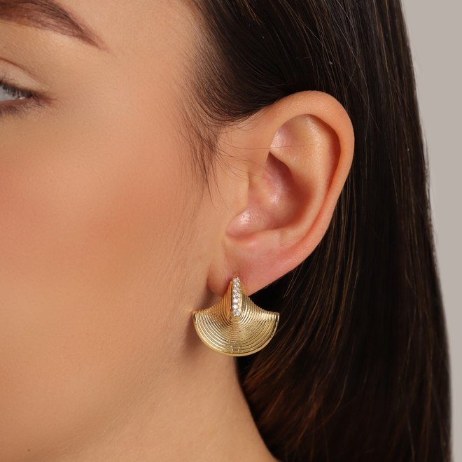 BR-01863 BRINCO BANHADO A OURO 18K COM DESIGN EM LEQUE TEXTURIZADO E DETALHES CRAVEJADOS EM ZIRCÔNIAS
