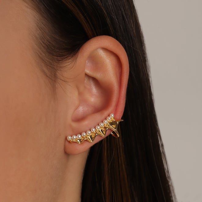 BR-01969 -BRINCO BANHADO A OURO 18K TIPO EAR CUFF COM DESIGN ONDULADO E DETALHES EM PÉROLAS