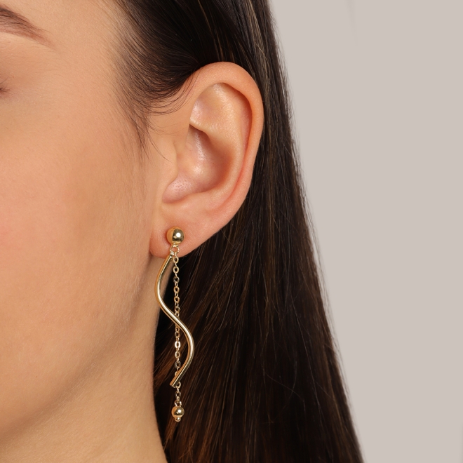 BR-01981 BRINCO BANHADO A OURO 18K COM DESIGN ORGÂNICO CURVO E DETALHE PENDENTE EM CORRENTE