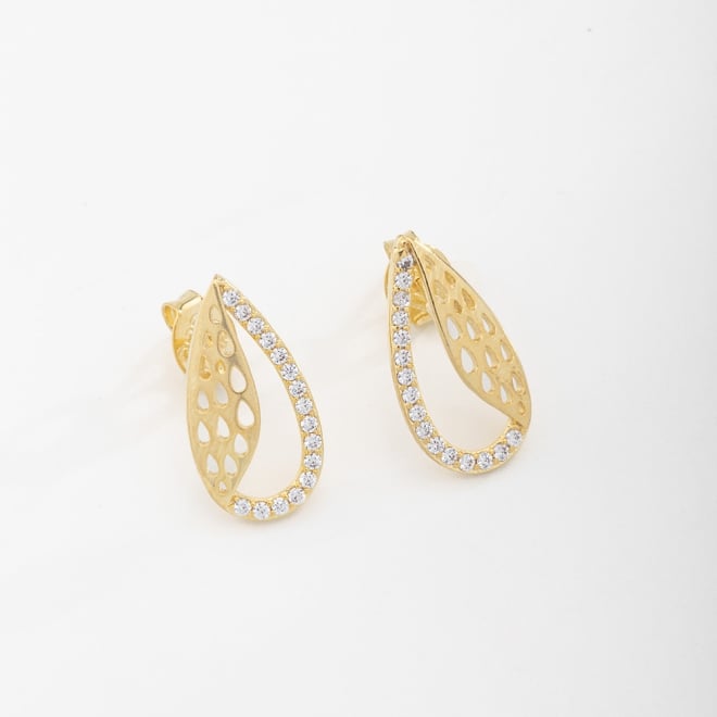 BR-02084 BRINCO BANHADO A OURO 18K EM FORMATO DE GOTA VAZADA COM DETALHES CRAVEJADOS
