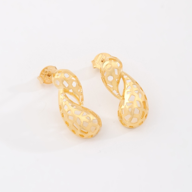 BR-02085 BRINCO BANHADO A OURO 18K COM DESIGN VAZADO EM FORMATO ORGÂNICO