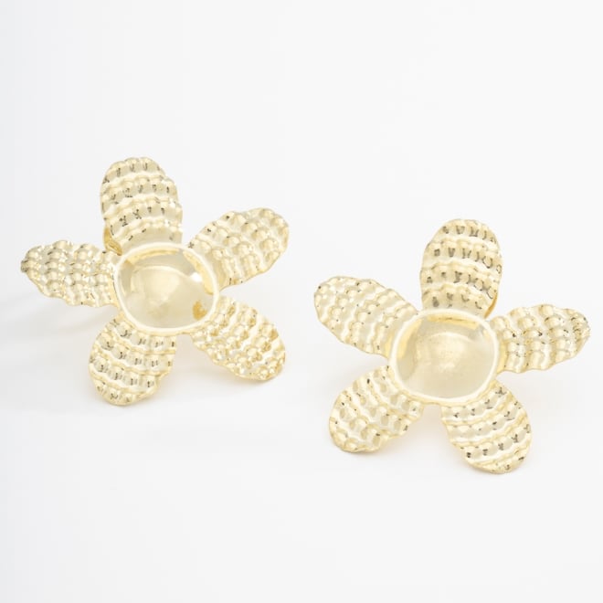 BR-02109 BRINCO BANHADO A OURO 18K EM FORMATO DE FLOR COM TEXTURA MARTELADA