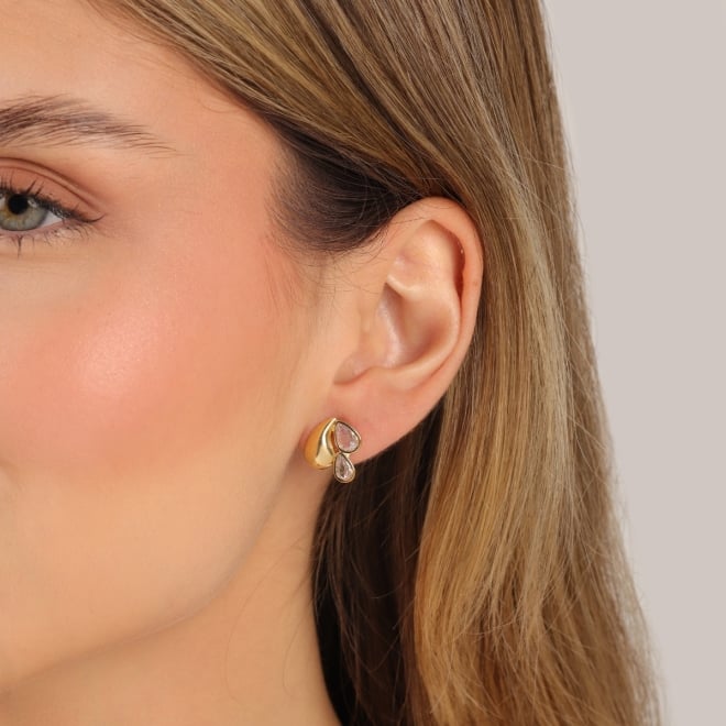 BR-02117 BRINCO BANHADO A OURO 18K COM DESIGN ORGÂNICO E GOTAS EM ZIRCÔNIAS