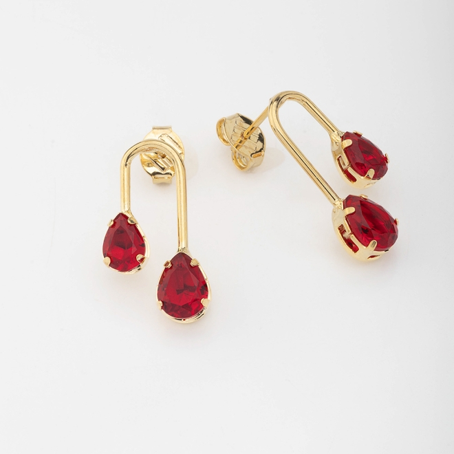 BR-02174 BRINCO BANHADO A OURO 18K COM DESIGN MODERNO E PEDRAS EM FORMATO DE GOTA.