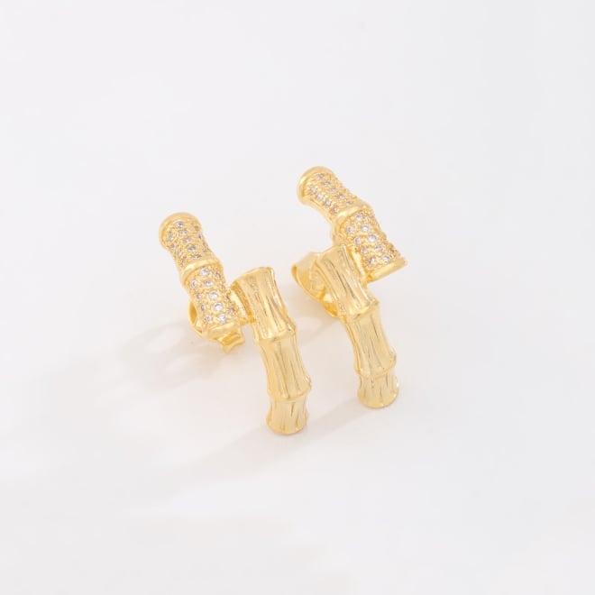 BR-02187 BRINCO BANHADO A OURO 18K COM DESIGN EM FORMATO DE BAMBU E DETALHES EM ZIRCÔNIAS