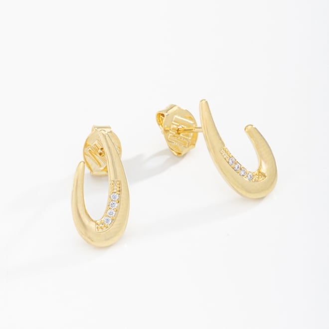 BR-02193 BRINCO BANHADO A OURO 18K COM DESIGN CURVADO E DETALHES EM ZIRCÔNIAS