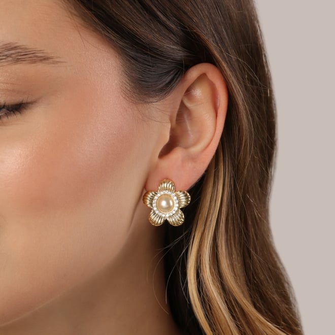 BR-02205-BRINCO BANHADO A OURO 18K EM FORMATO DE FLOR COM DETALHES TEXTURIZADOS E PÉROLA