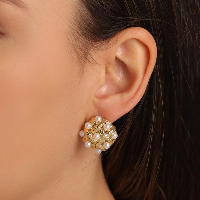 BR-02206 - BRINCO BANHADO A OURO 18K COM DESIGN TEXTURIZADO E DETALHES EM PÉROLAS