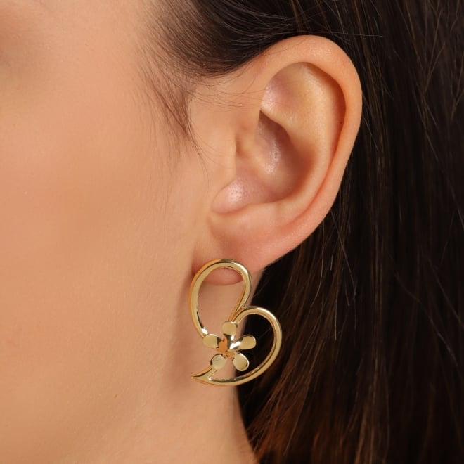 BR-02214 BRINCO BANHADO A OURO 18K DE CORAÇÃO COM DETALHE FLORAL