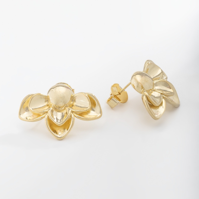 BR-02231 BRINCO BANHADO A OURO 18K EM FORMATO DE FLOR COM ACABAMENTO LISO