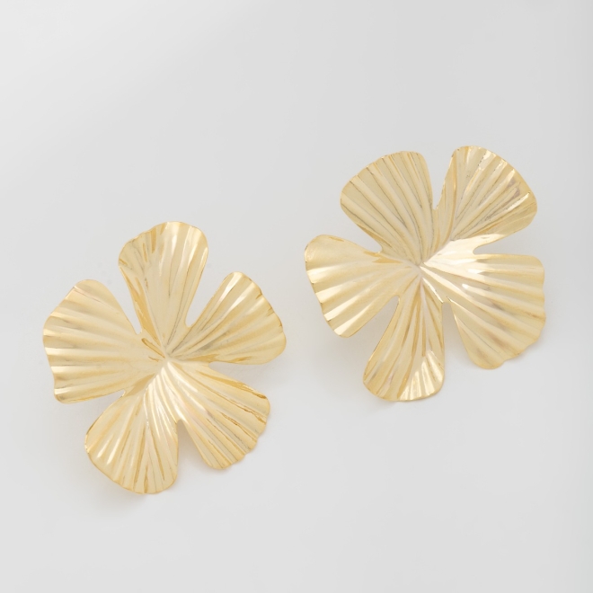 BR-02268 BRINCO COM DESIGN EM FLOR DE CINCO PÉTALAS E DETALHES EM RELEVOS