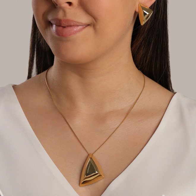 BR-02270 -BRINCO BANHADO A OURO 18K GEOMÉTRICO TRIANGULAR