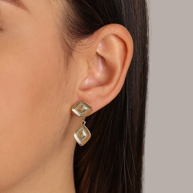 BR-02295 BRINCO BANHADO A OURO 18K COM DESIGN GEOM&Eacute;TRICO DUPLO