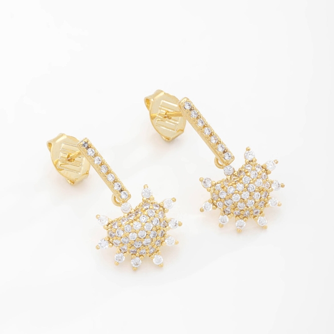 BR-02345-BRINCO BANHADO A OURO 18K COM HASTE CRAVEJADA EM ZIRCÔNIAS