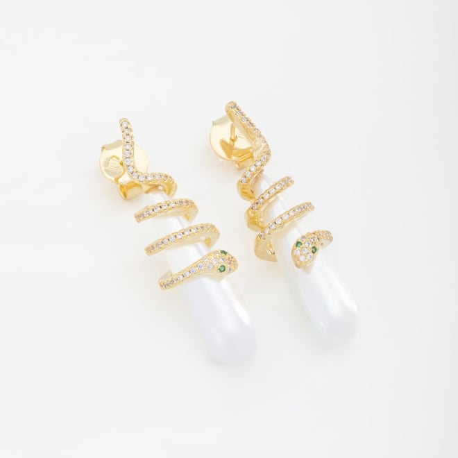 BR-02608-BRINCO BANHADO A OURO 18K COM PÉROLA EM FORMATO GOTA