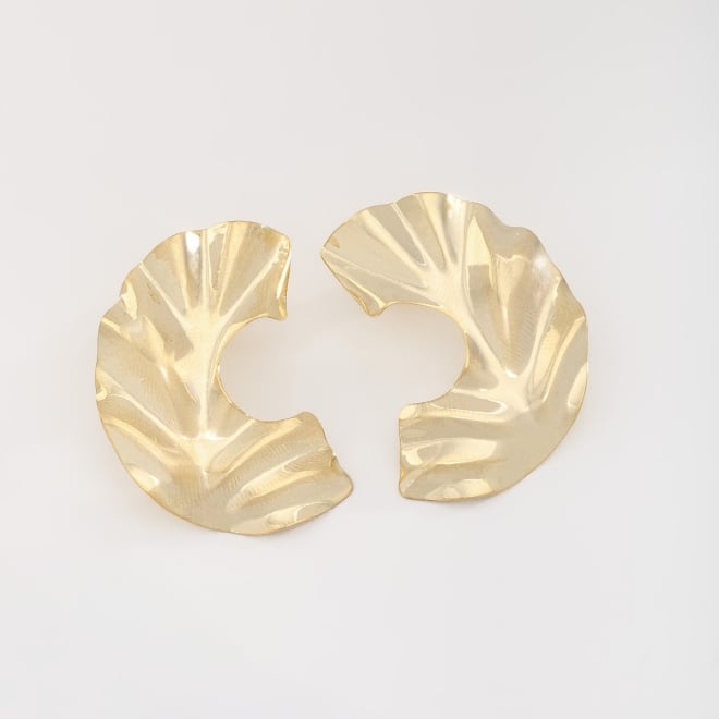 BR-02636 BRINCO BANHADO A OURO 18K COM DESIGN ORGÂNICO EM FORMATO CURVO