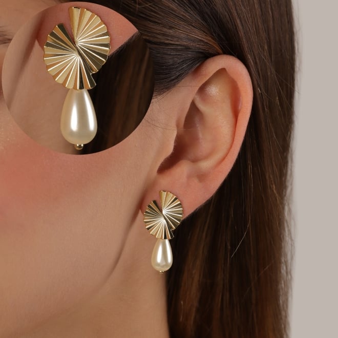 BR-02660-BRINCO BANHADO A OURO 18K COM DESIGN EM ESPIRAL E PINGENTE DE PÉROLA