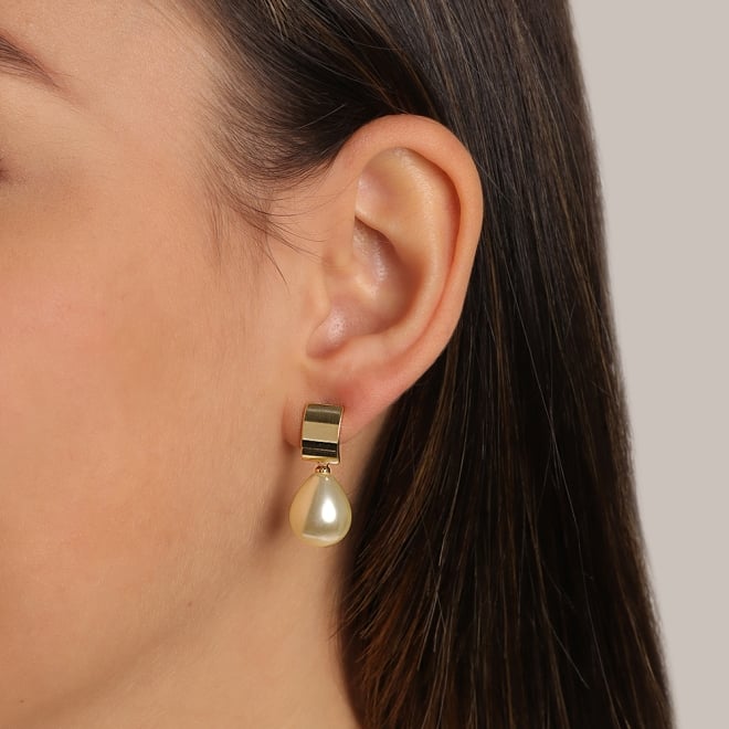 BR-02663 BRINCO BANHADO A OURO 18K COM DETALHE SUPERIOR EM CHAPA LISA E PINGENTE DE PÉROLA