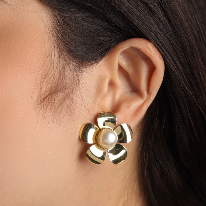 BR-02666 BRINCO BANHADO A OURO 18K DE FLOR COM DETALHE EM PÉROLA