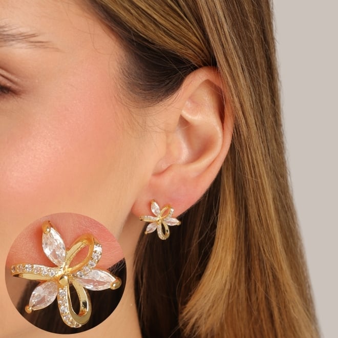 BR-02713 BRINCO BANHADO A OURO 18K EM FORMATO FLORAL COM ZIRC&Ocirc;NIAS NAVETE