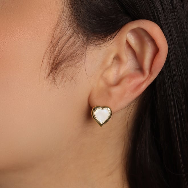 BR-02721 BRINCO BANHADO A OURO 18K EM FORMATO DE CORAÇÃO COM DETALHE EM MADREPÉROLA