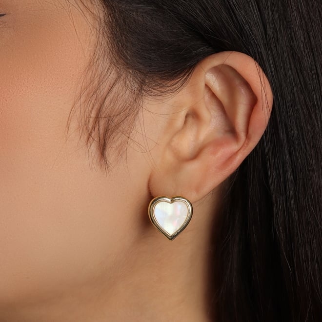 BR-02723 BRINCO BANHADO A OURO 18K EM FORMATO DE CORAÇÃO COM DETALHE EM MADREPÉROLA