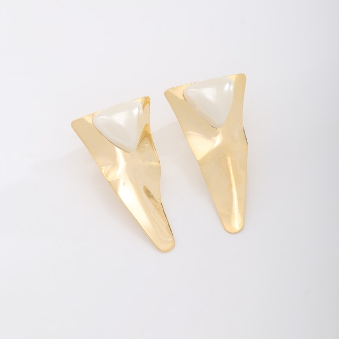 BR-02762 BRINCO COM DESIGN TRIANGULAR E DETALHE EM PÉROLA