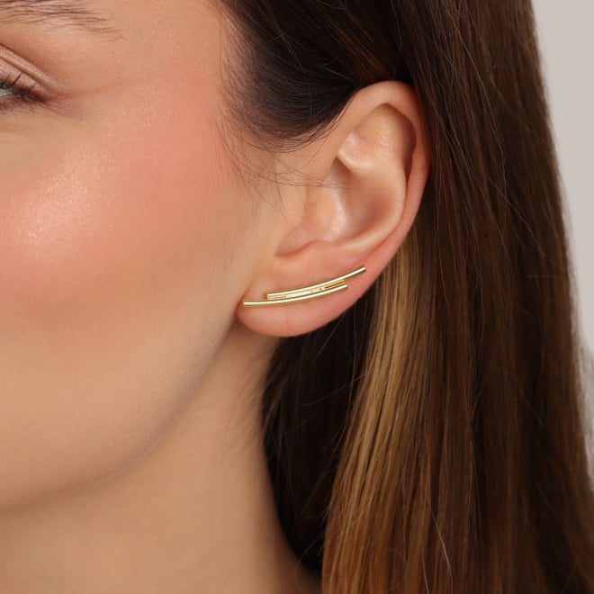 BR-02767 BRINCO BANHADO A OURO 18K COM DESIGN CURVO E DETALHE EM HASTES
