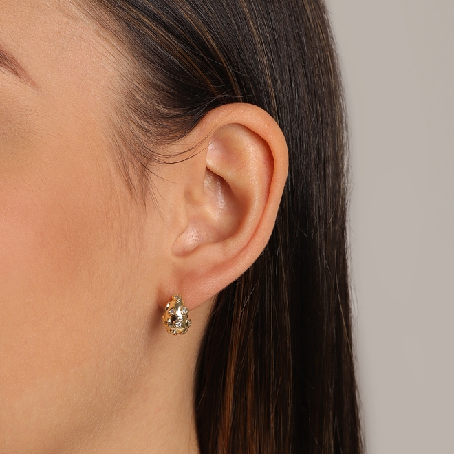 BR-02797 BRINCO BANHADO A OURO 18K COM DESIGN ORGÂNICO CURVADO EM ZIRCÔNIAS
