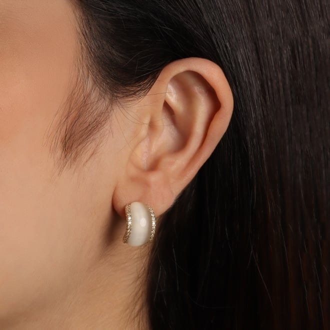 BR-02807 BRINCO MEIA-ARGOLA E DETALHE CENTRAL EM PEDRA NATURAL