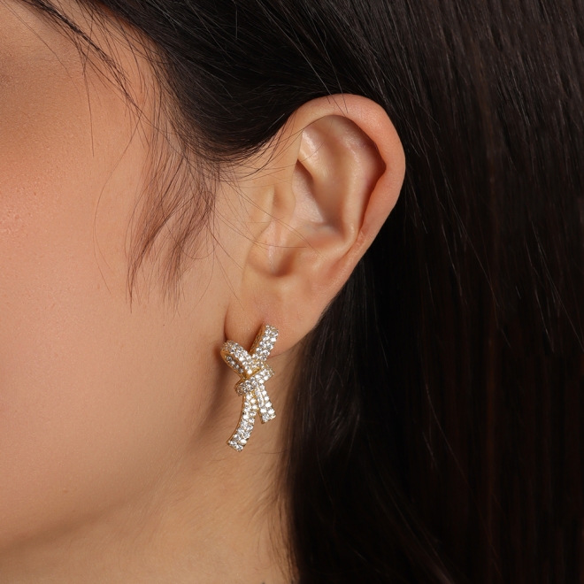 BR-02825 BRINCO BANHADO A OURO 18K COM DESIGN EM LAÇO CRAVEJADO EM ZIRCÔNIAS