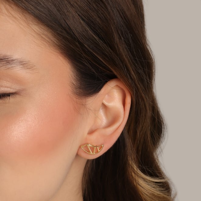 BR-02883-BRINCO BANHADO A OURO 18K COM DESIGN VAZADO EM FORMATO CURVO