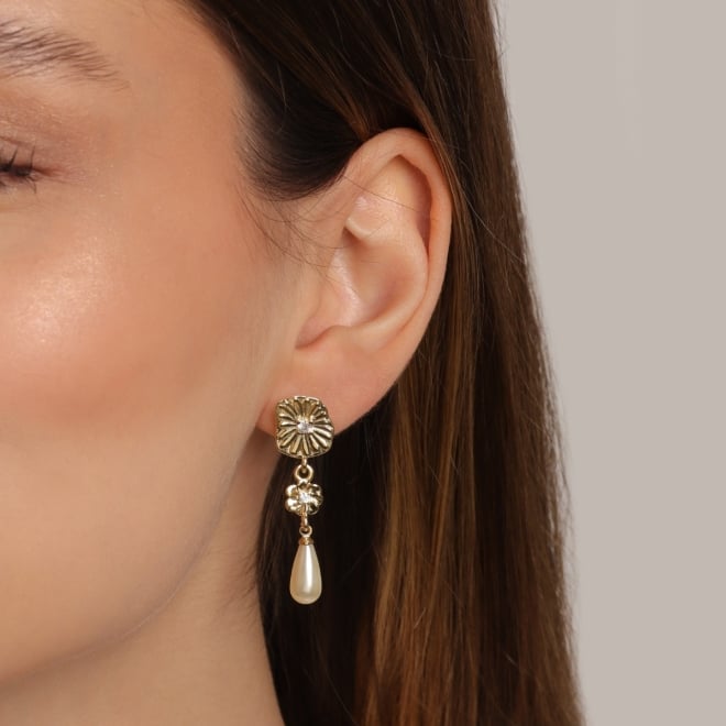 BR-02911 BRINCO BANHADO A OURO 18K COM DETALHES FLORAIS, ZIRCÔNIAS CENTRAIS E PÉROLAS PENDENTES