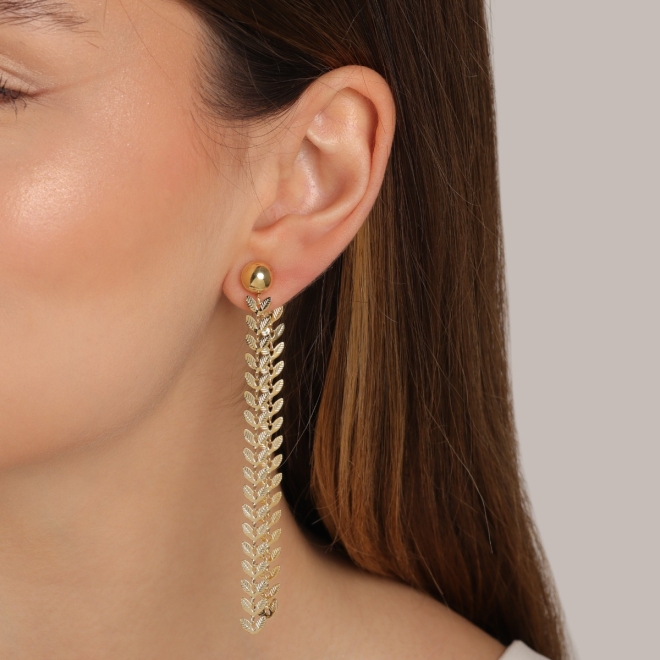 BR-02915 BRINCO BANHADO A OURO 18K COM DESIGN LONGO DE FOLHAS ENTRELAÇADAS