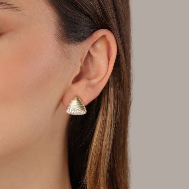 BR-02927 BRINCO BANHADO A OURO 18K EM FORMATO TRIANGULAR COM DETALHES TEXTURIZADOS