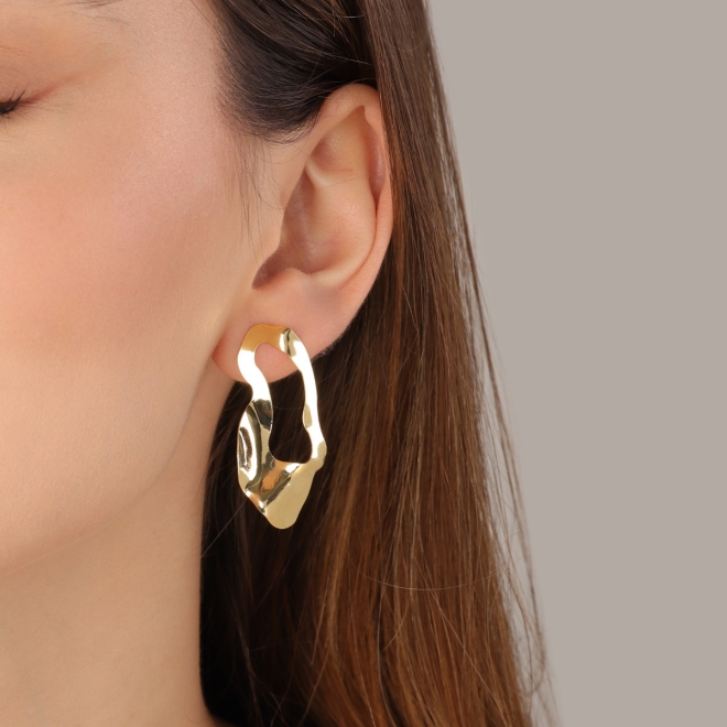 BR-02945 BRINCO BANHADO A OURO 18K COM DESIGN ORG&Acirc;NICO VAZADO