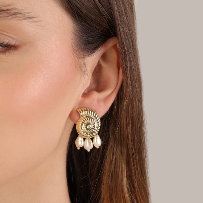 BR-02946 BRINCO BANHADO A OURO 18K COM DESIGN EM ESPIRAL E PINGENTES EM PÉROLAS