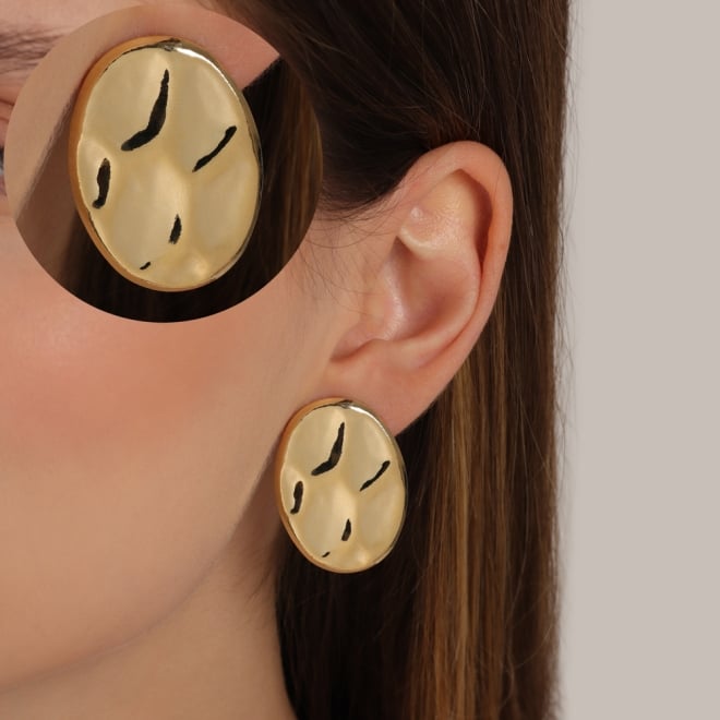 BR-02951 BRINCO BANHADO A OURO 18K COM DESIGN ORGÂNICO EM FORMATO OVAL