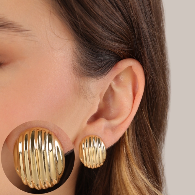 BR-02970 BRINCO BANHADO A OURO 18K COM DESIGN TEXTURIZADO