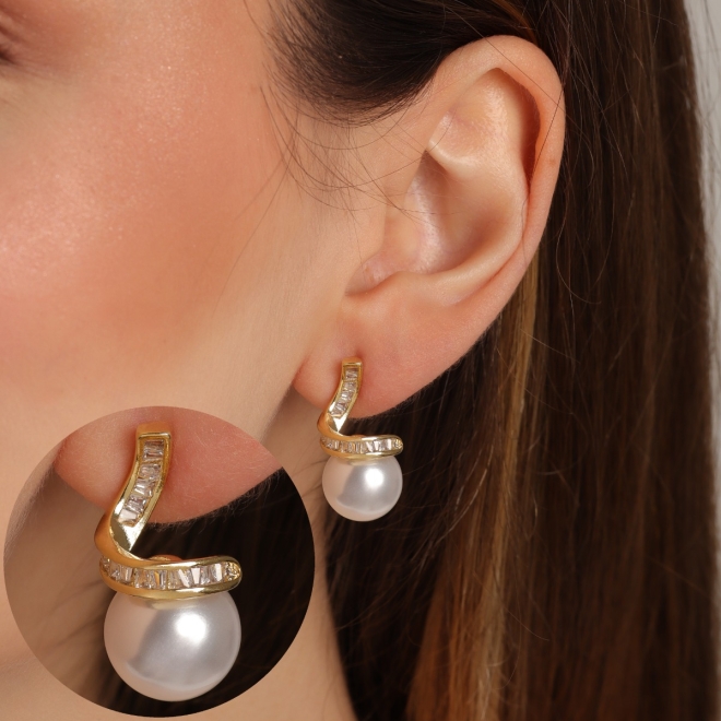BR-02973 BRINCO BANHADO A OURO 18K COM DETALHES EM ZIRCÔNIAS E PÉROLA CLÁSSICA