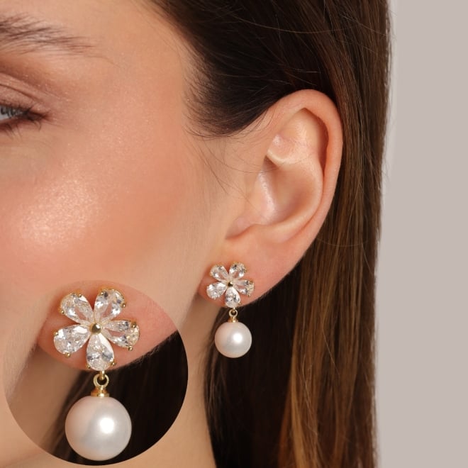 BR-02997 BRINCO BANHADO A OURO 18K COM FLOR LAPIDADA EM ZIRCÔNIAS E DETALHE PENDENTE EM PÉROLA