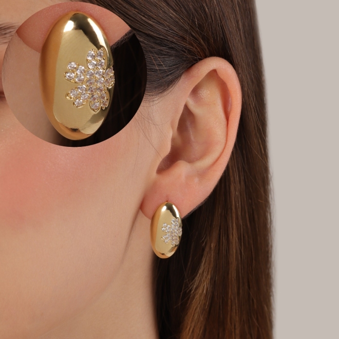 BR-03003 BRINCO BANHADO A OURO 18K COM DESIGN OVAL LISO E DETALHE CENTRAL EM ZIRCÔNIAS